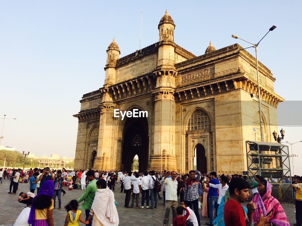 PEOPLE IN FRONT OF HISTORICAL BUILDING