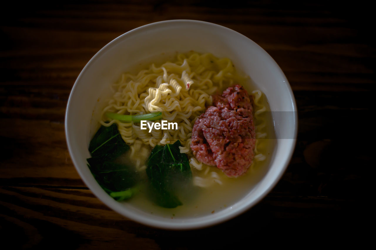 HIGH ANGLE VIEW OF FRESH FOOD IN BOWL ON TABLE