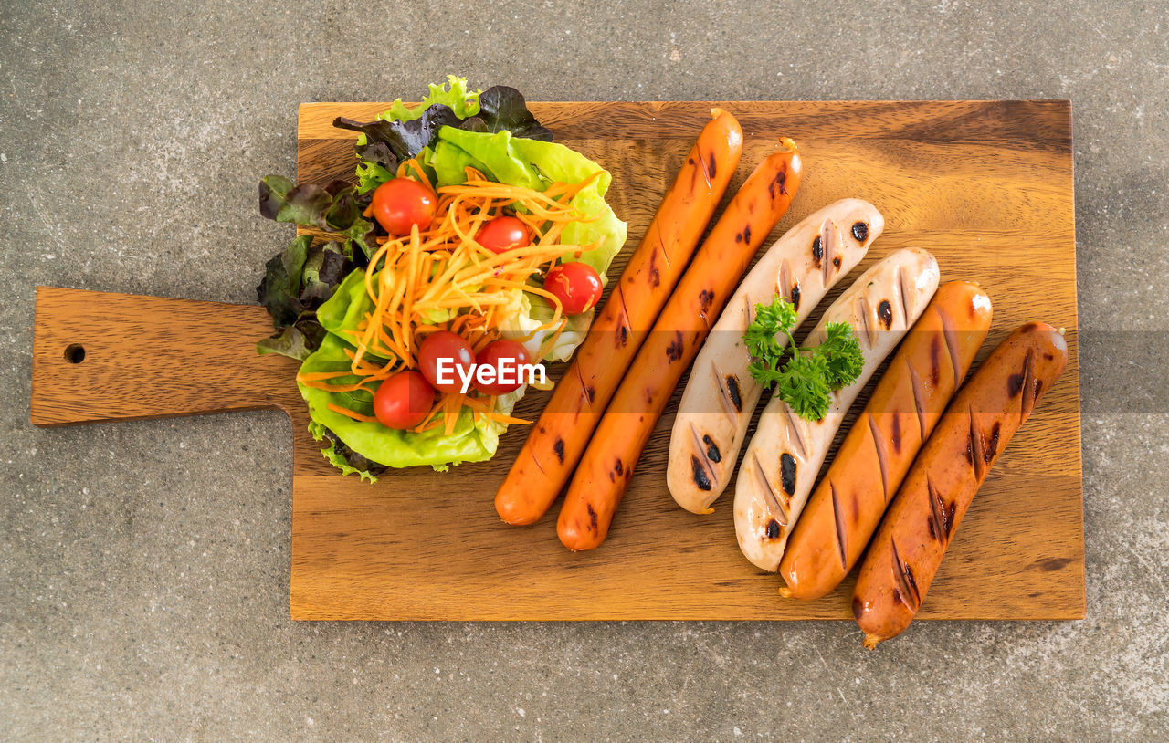 HIGH ANGLE VIEW OF VEGETABLES AND CUTTING BOARD