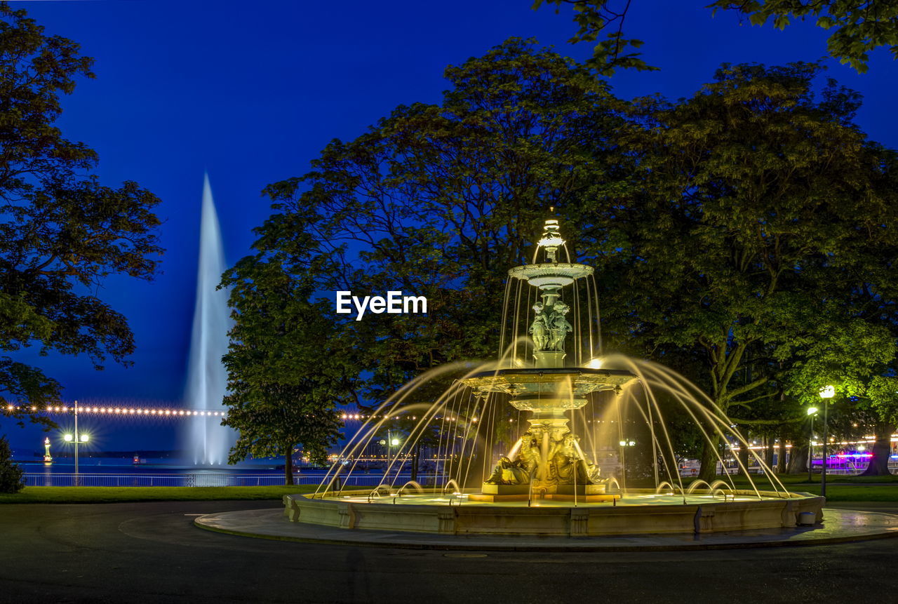 Fountain at the english garden by night in geneva, switzerland, hdr