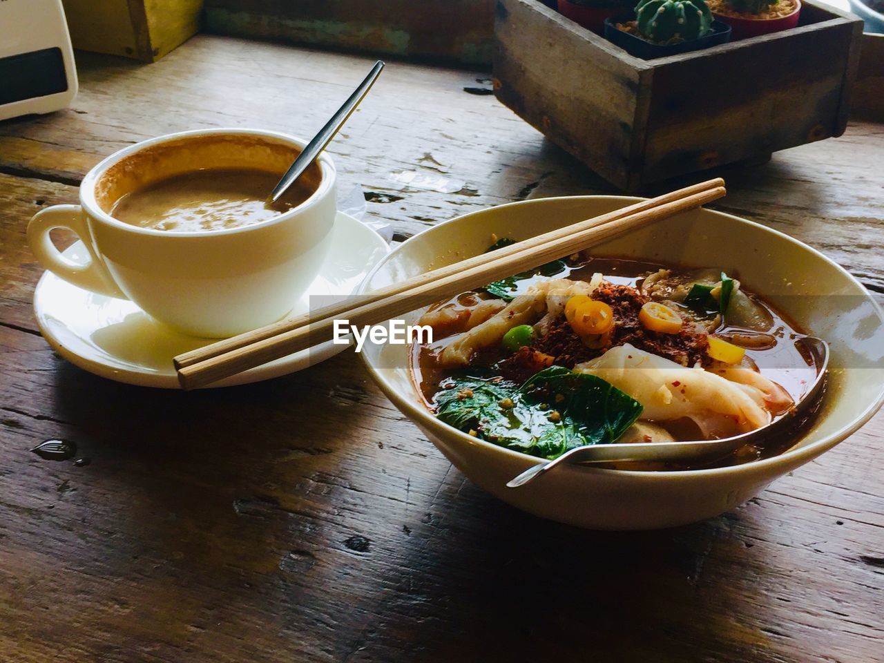 HIGH ANGLE VIEW OF BREAKFAST IN BOWL ON TABLE