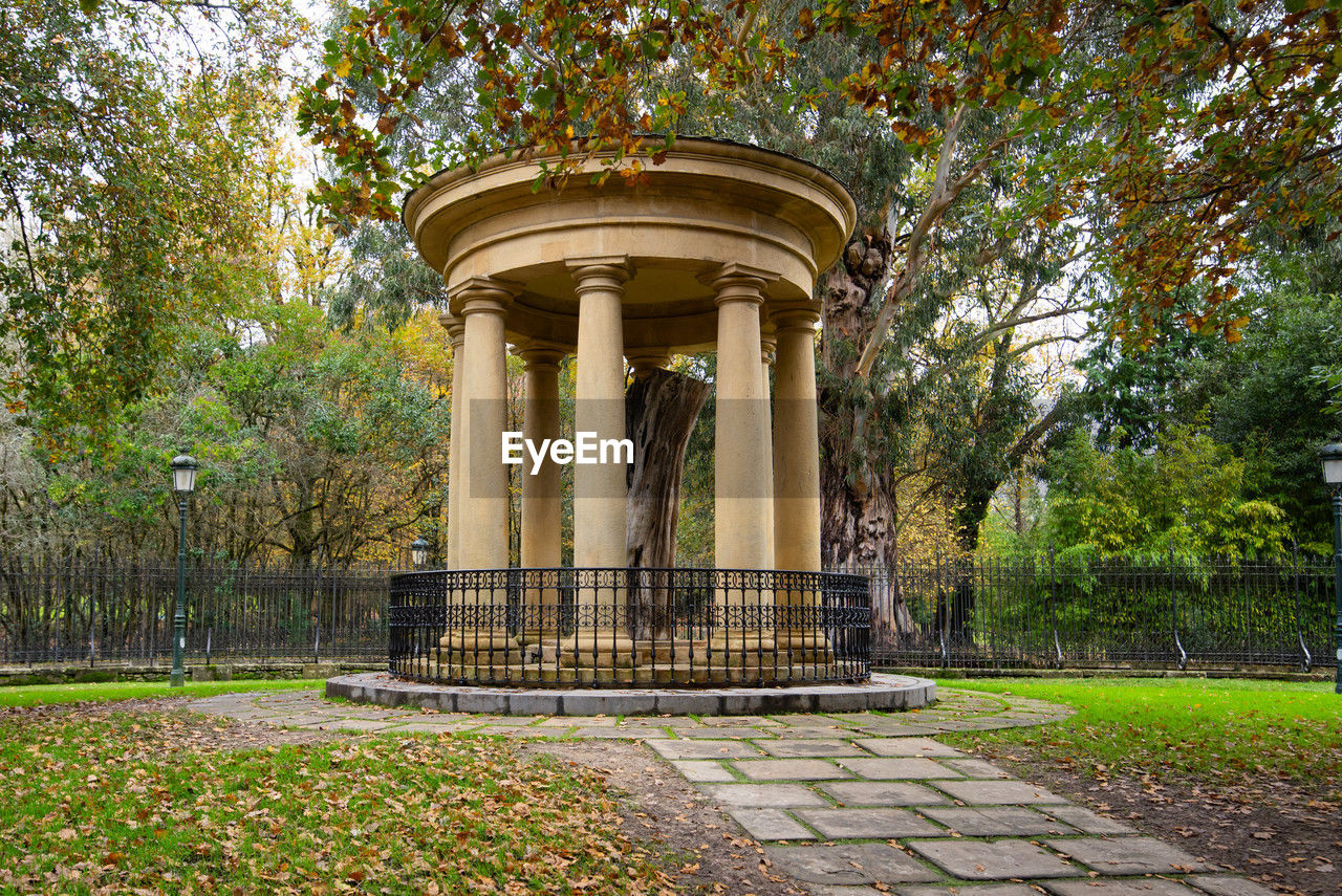 plant, tree, architecture, built structure, estate, nature, architectural column, no people, building exterior, day, garden, history, the past, park, outdoors, grass, travel destinations, park - man made space, growth, green, city, memorial