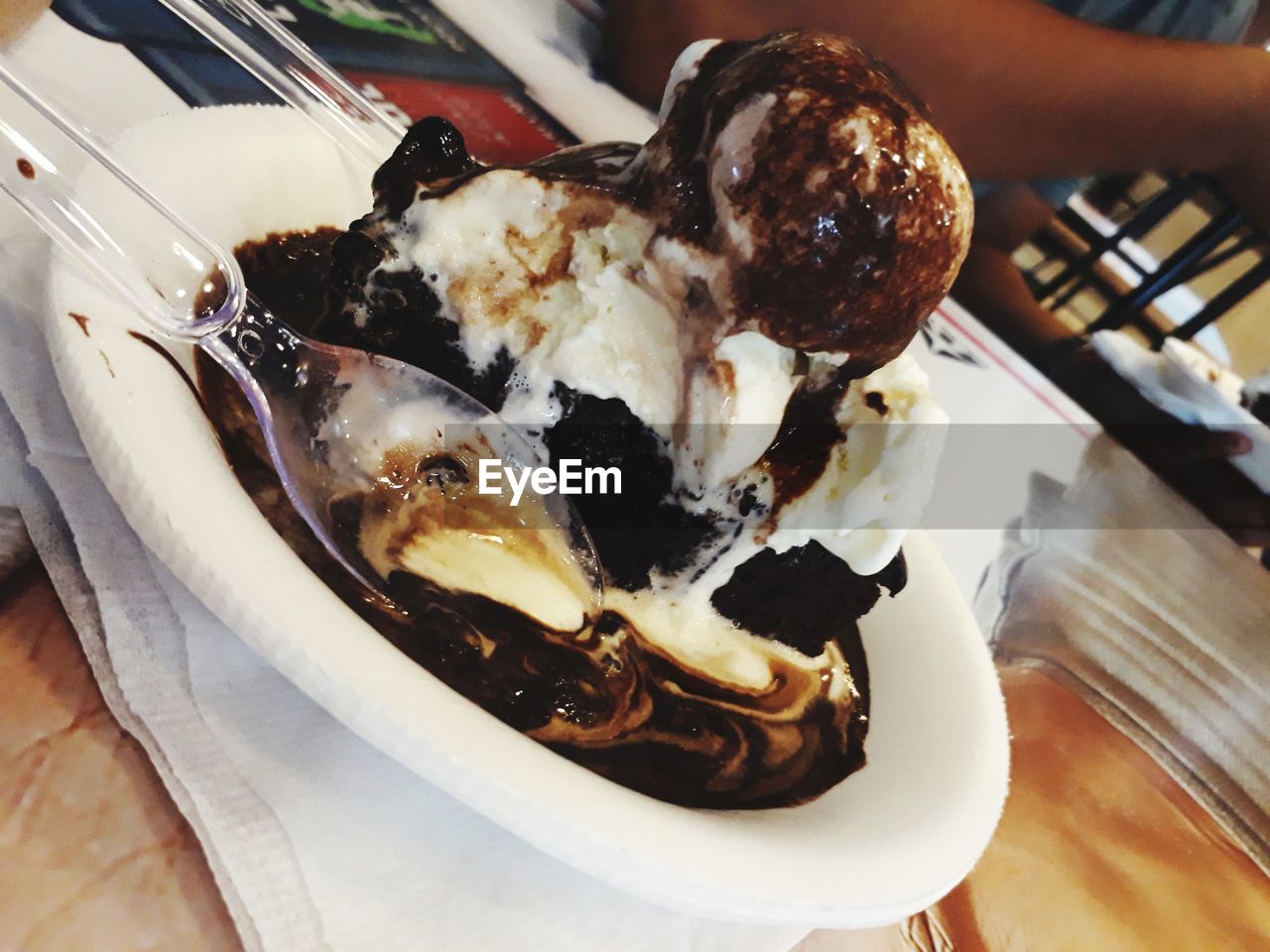 CLOSE-UP OF ICE CREAM ON PLATE