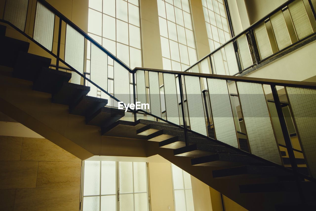 LOW ANGLE VIEW OF STAIRCASE IN BUILDING