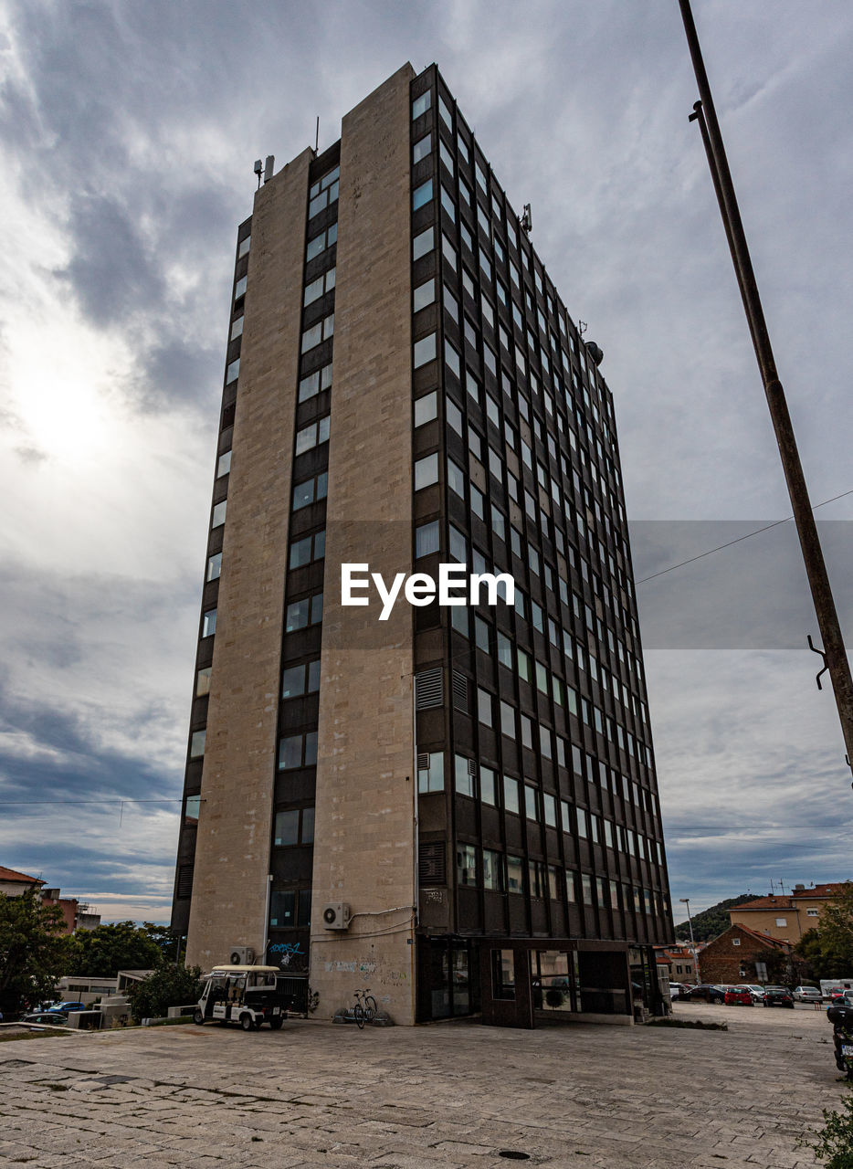 LOW ANGLE VIEW OF BUILDINGS AGAINST CLOUDY SKY