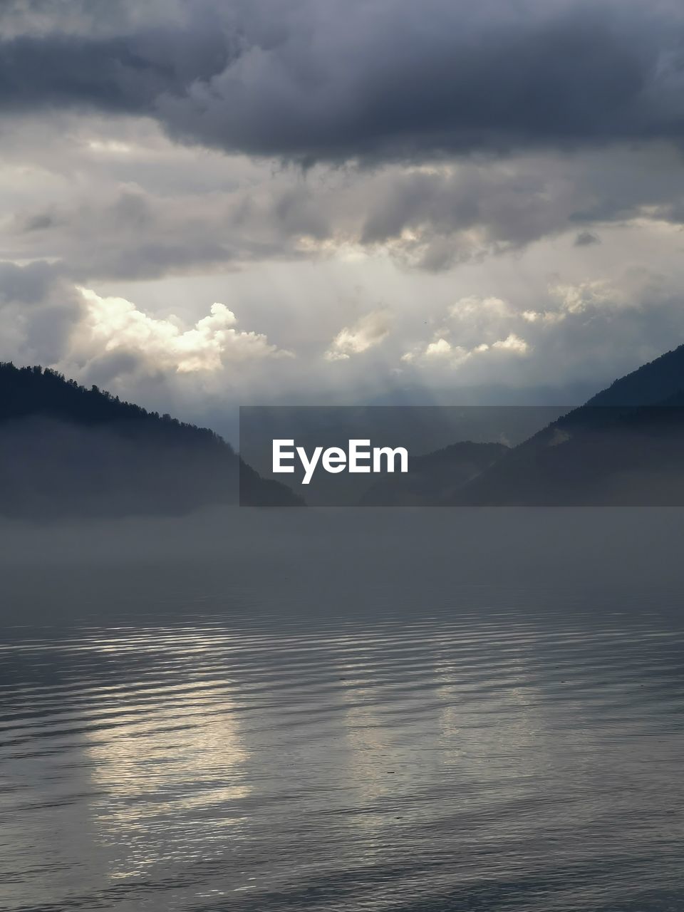 SCENIC VIEW OF SEA AND MOUNTAINS AGAINST SKY