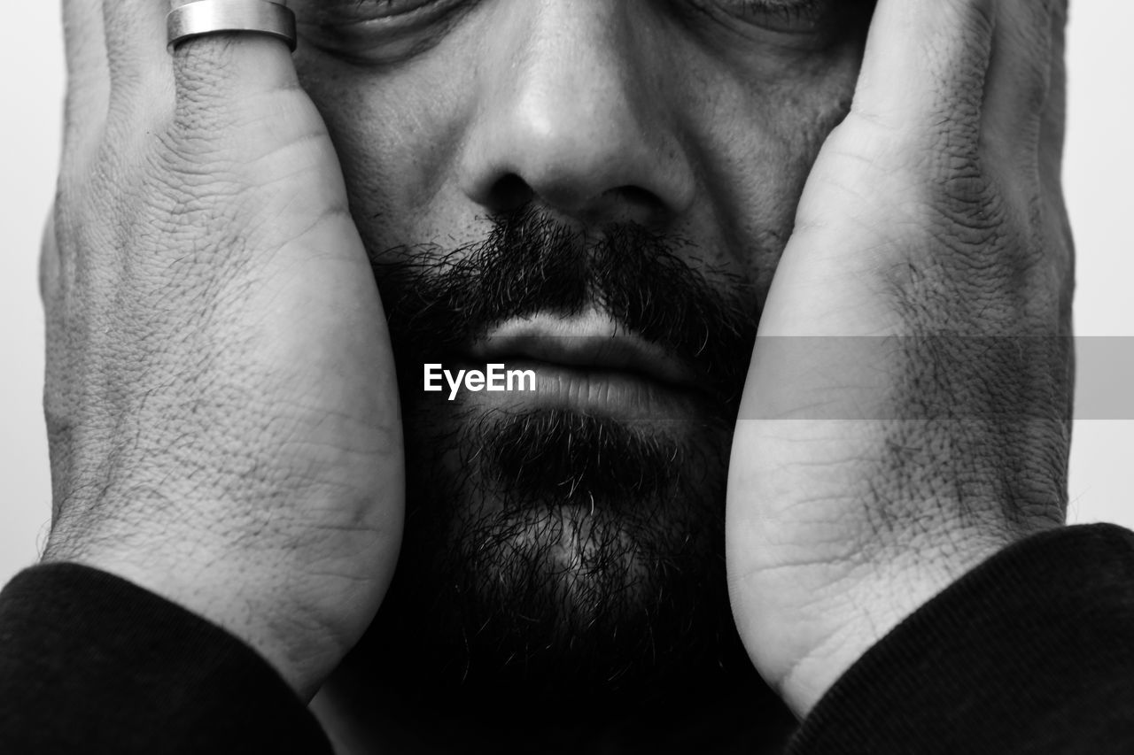 CLOSE-UP OF MAN HAND WITH TATTOO ON HANDS