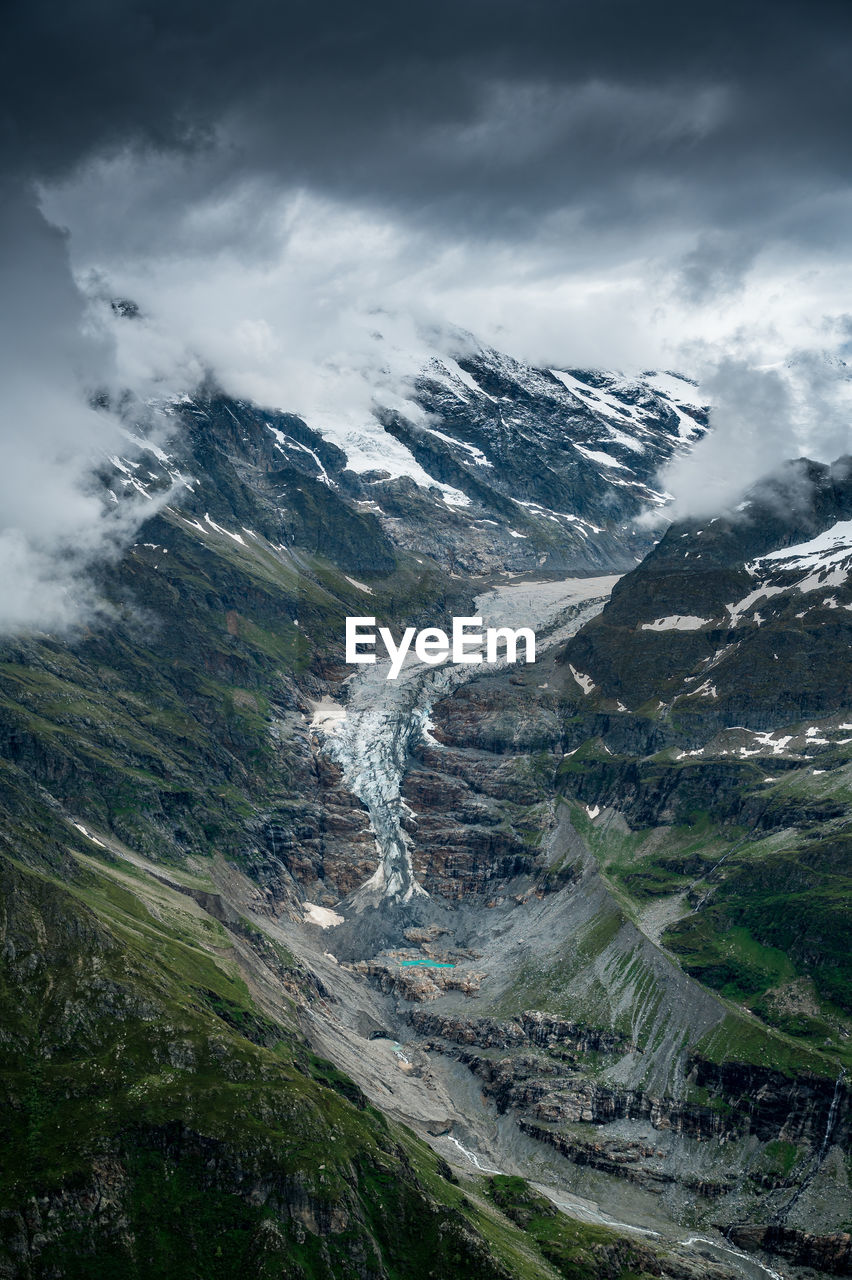 AERIAL VIEW OF LANDSCAPE AND MOUNTAIN RANGE AGAINST SKY