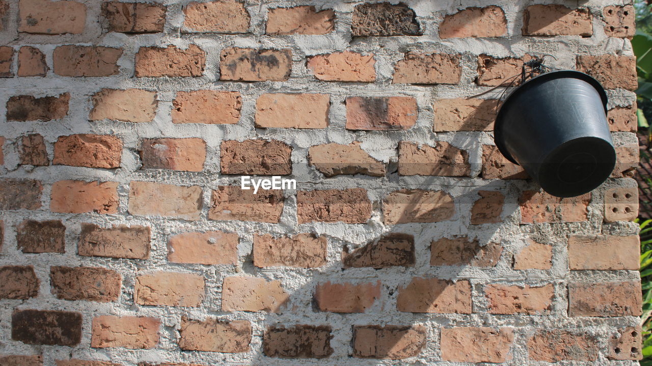 CLOSE-UP LOW ANGLE VIEW OF BRICK WALL