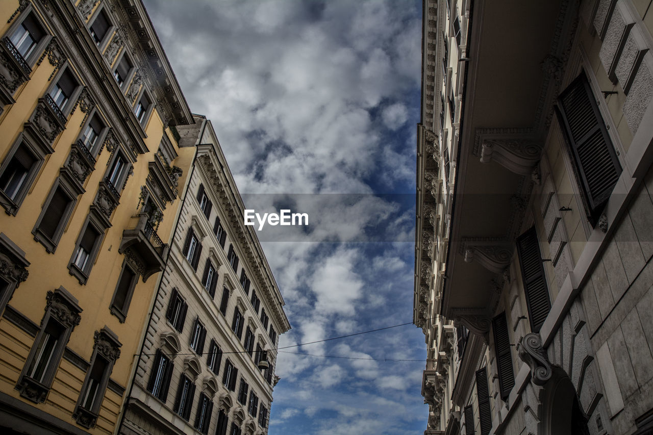LOW ANGLE VIEW OF BUILDINGS AGAINST SKY IN CITY