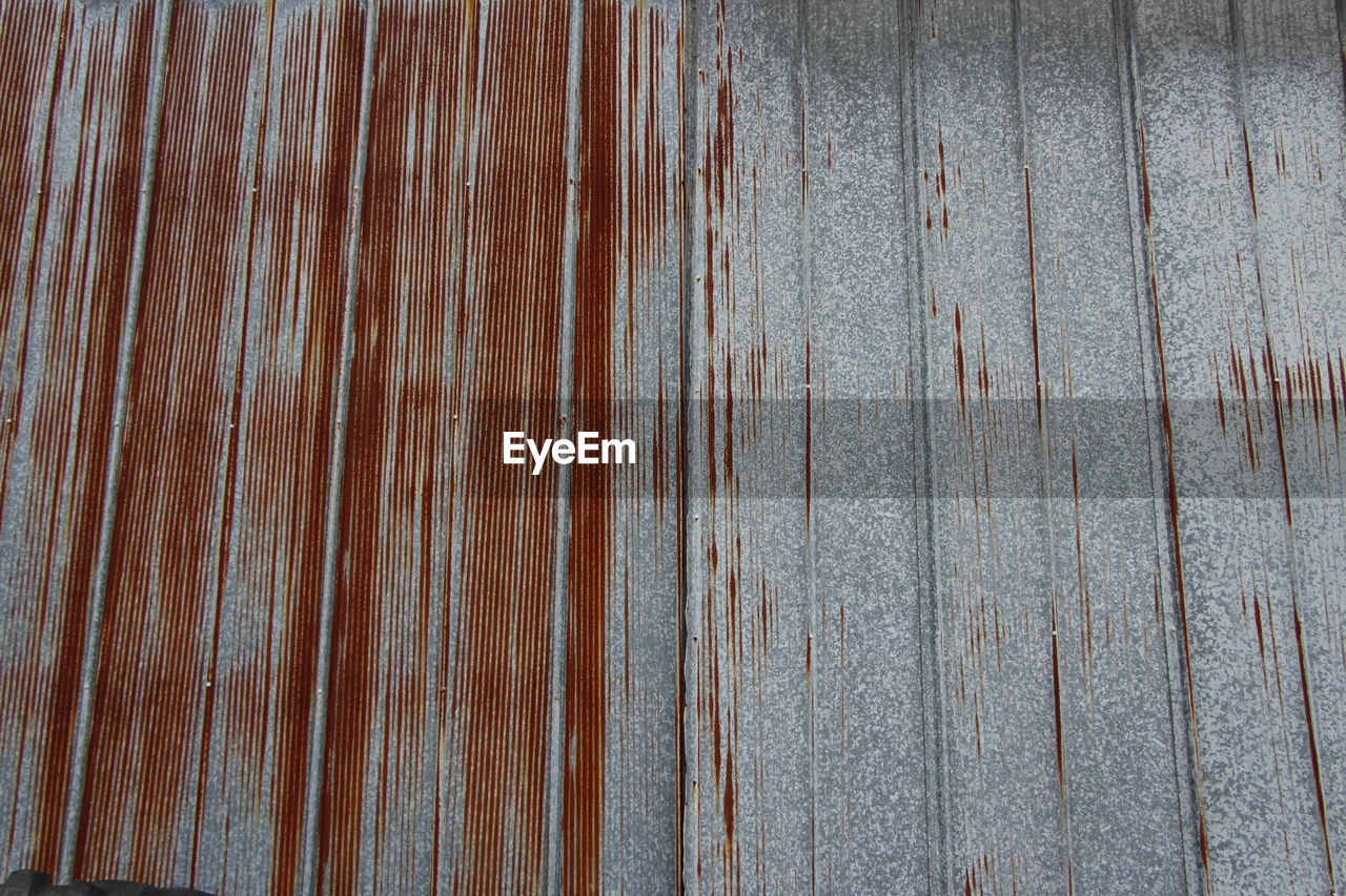 FULL FRAME SHOT OF WEATHERED WOODEN WALL