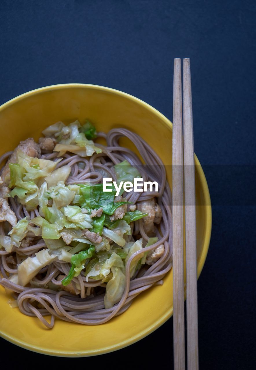 CLOSE-UP OF NOODLES IN BOWL