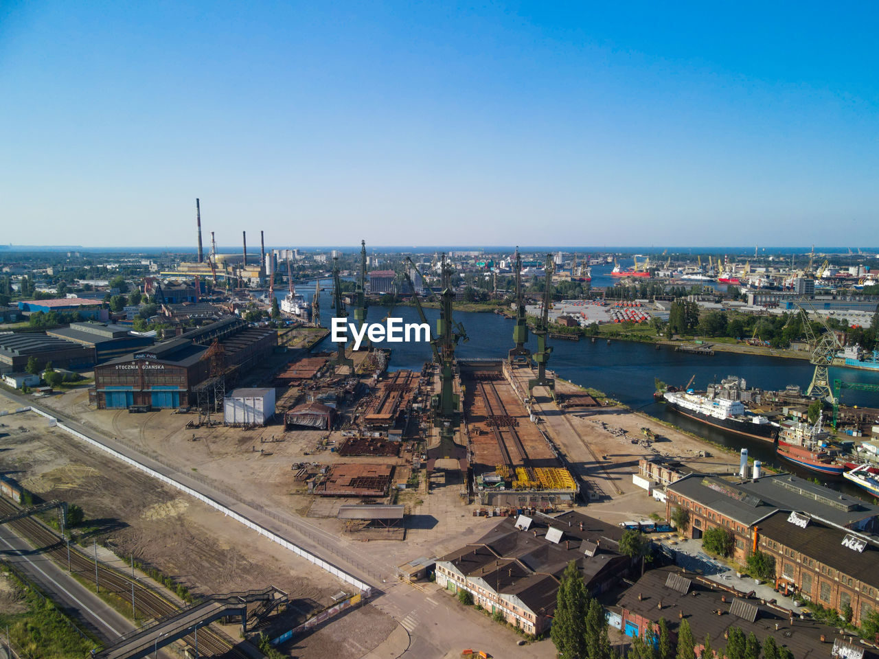 HIGH ANGLE VIEW OF CITYSCAPE AGAINST BLUE SKY