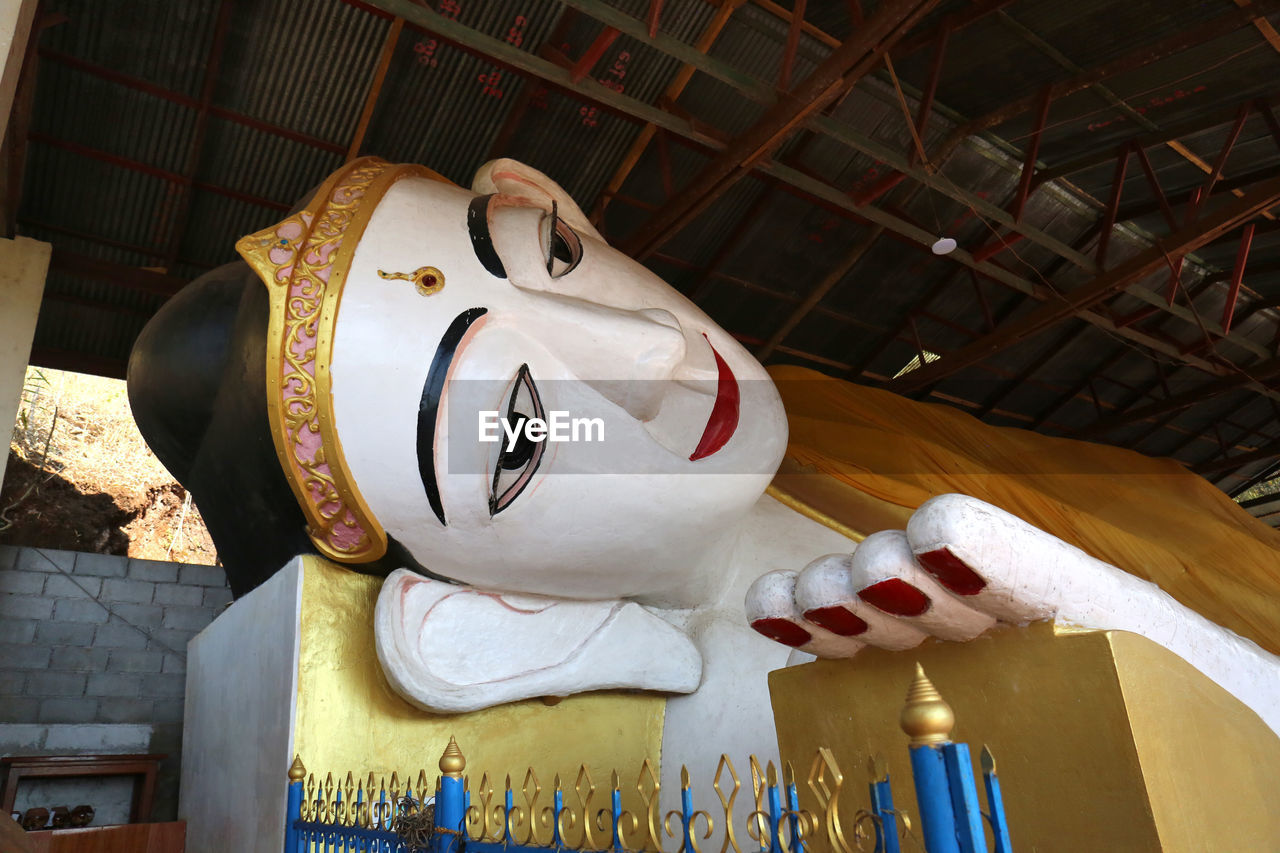 LOW ANGLE VIEW OF STATUES AGAINST BUILDING