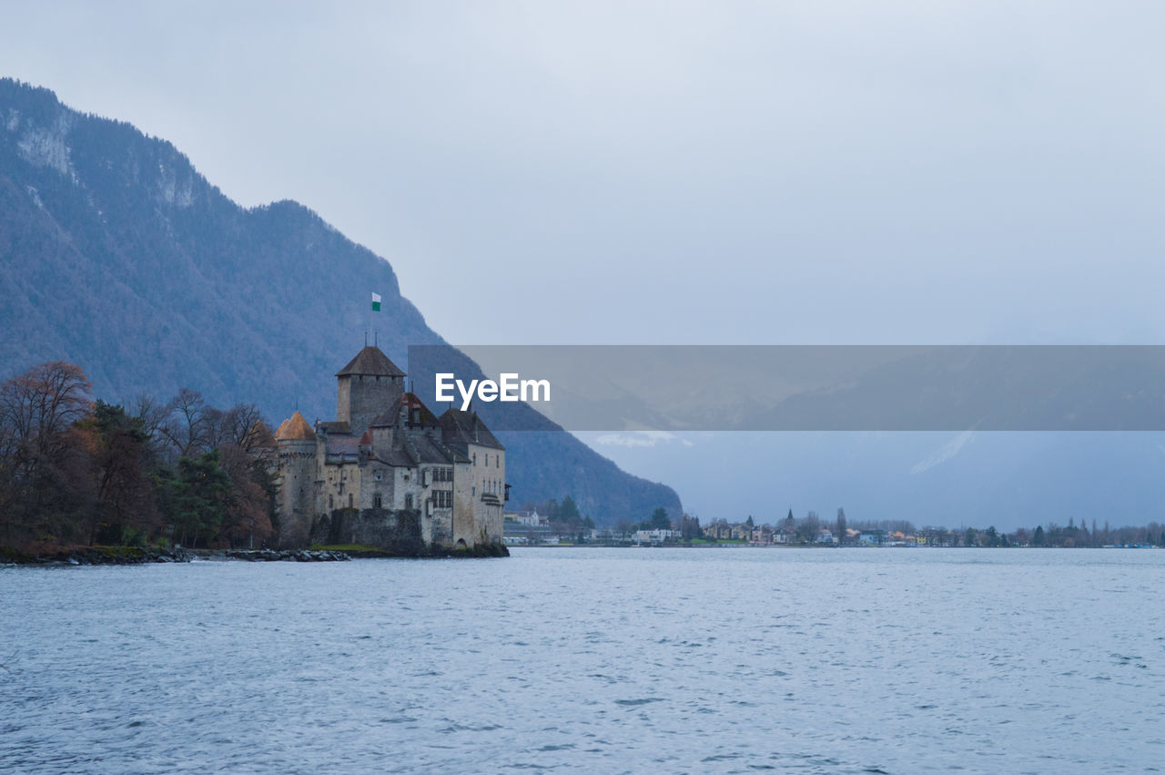 Scenic view of geneva lake by building against sky