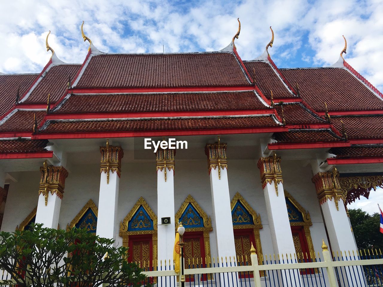 LOW ANGLE VIEW OF ROOF AGAINST SKY