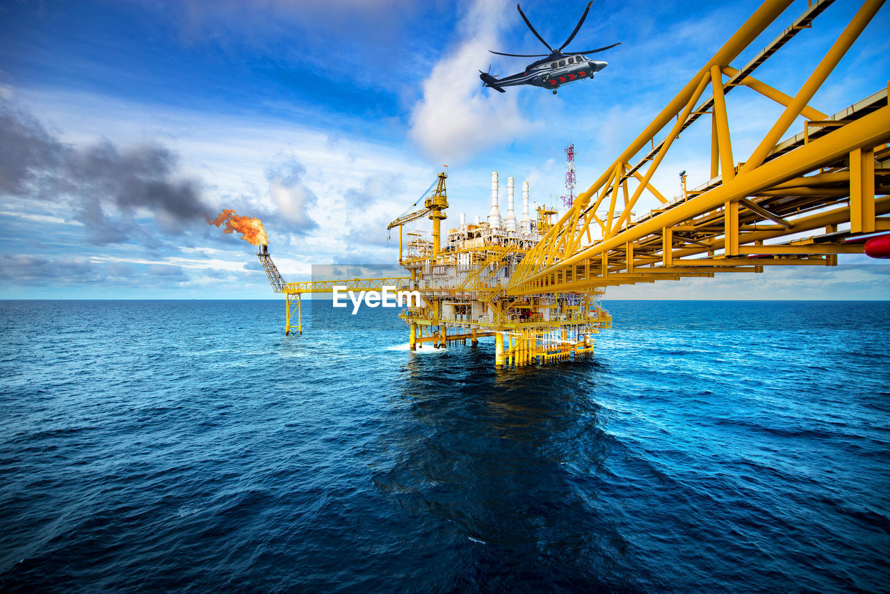 LOW ANGLE VIEW OF CRANE AGAINST SKY