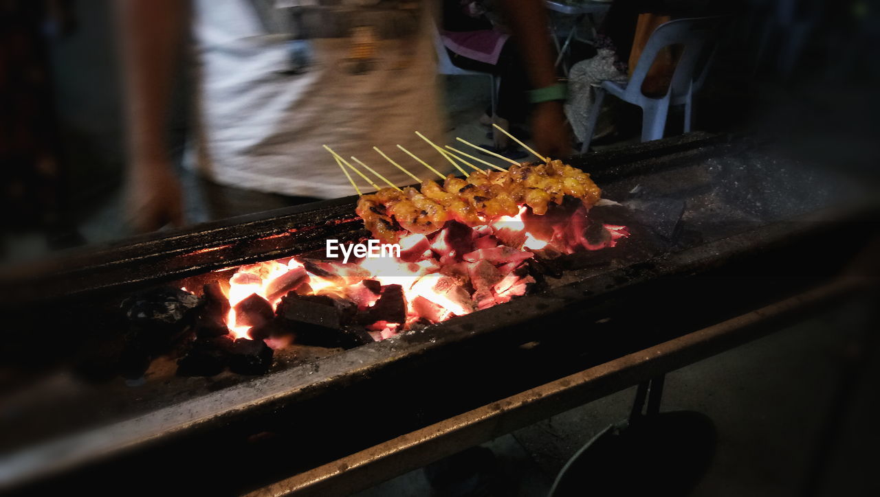 CLOSE-UP OF BARBECUE GRILL