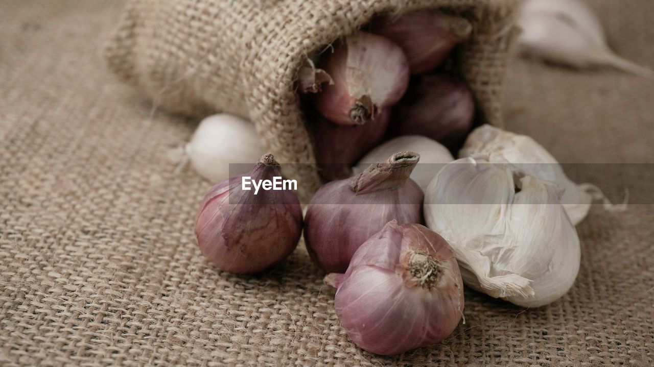 CLOSE-UP OF GARLIC AND WHITE FLOWERS