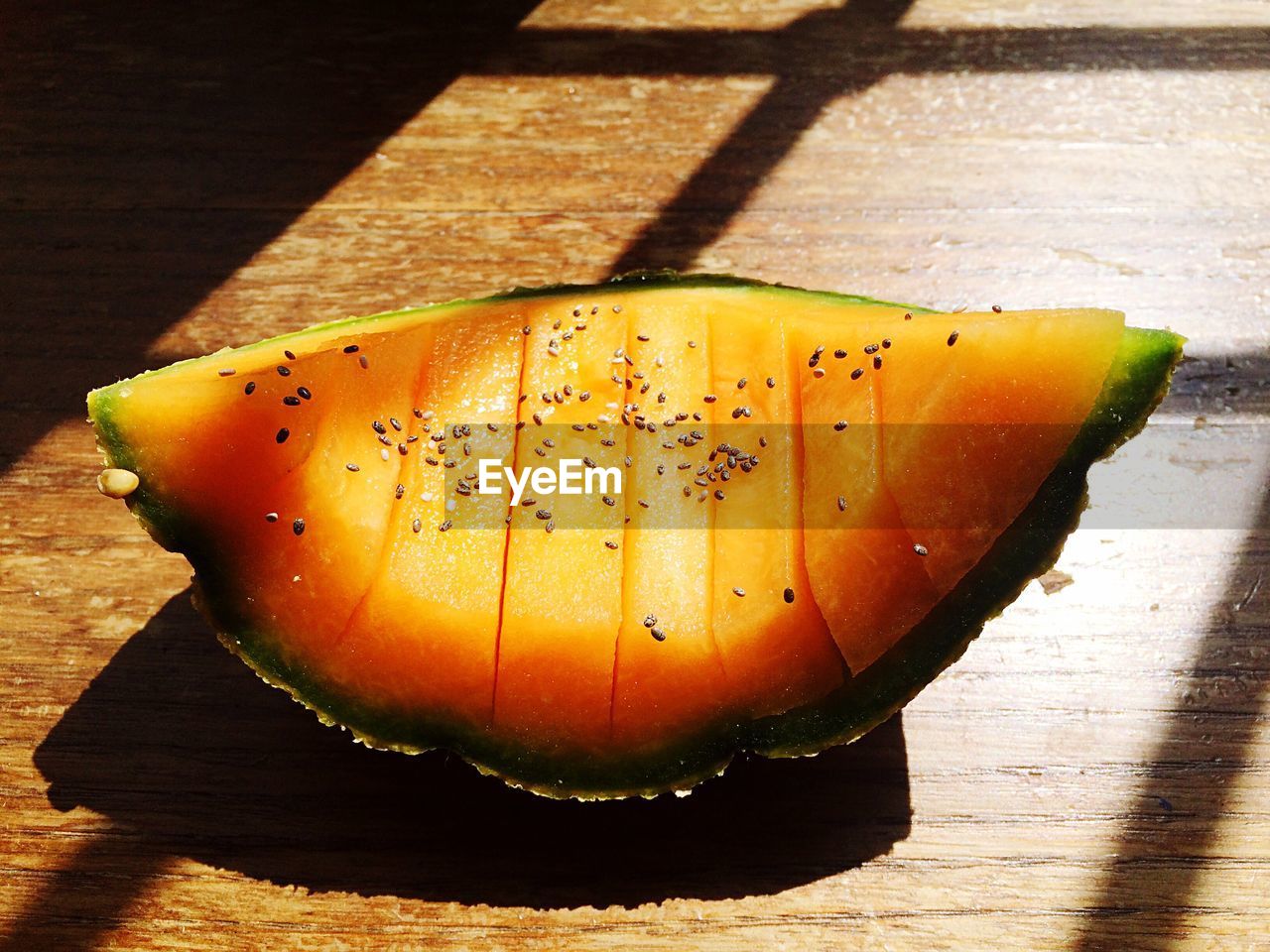 HIGH ANGLE VIEW OF PUMPKIN ON TABLE AGAINST WALL