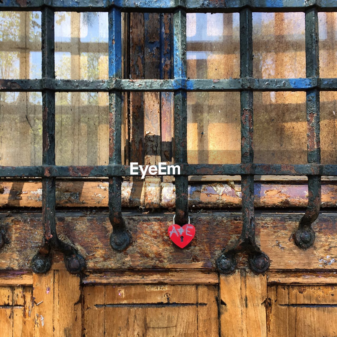 FULL FRAME SHOT OF PADLOCKS HANGING ON PADLOCK