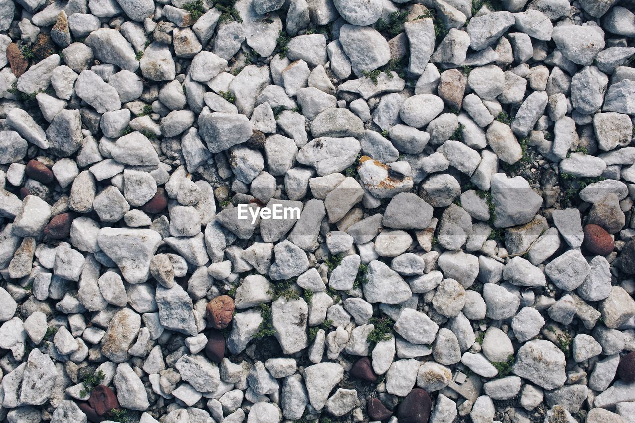 HIGH ANGLE VIEW OF STONES ON PEBBLES