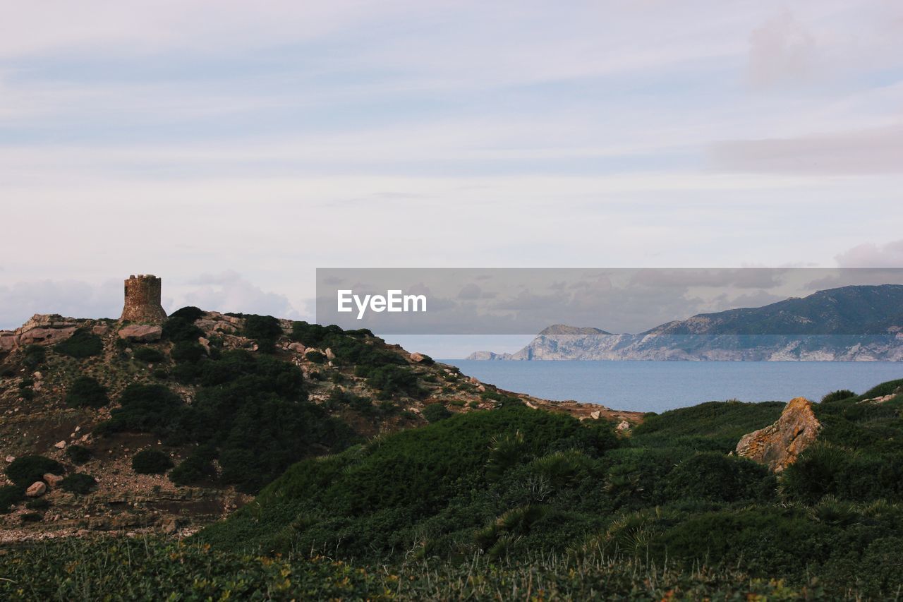 SCENIC VIEW OF SEA AND MOUNTAIN AGAINST SKY