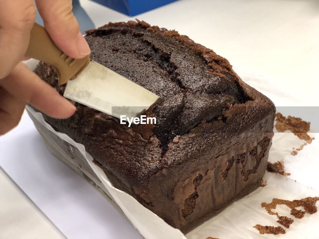 chocolate cake, hand, food, birthday cake, one person, food and drink, chocolate, dessert, sweet food, sachertorte, sweet, chocolate brownie, cake, baked, adult, icing, indoors, holding, occupation, freshness, temptation, slice, close-up, flourless chocolate cake, women