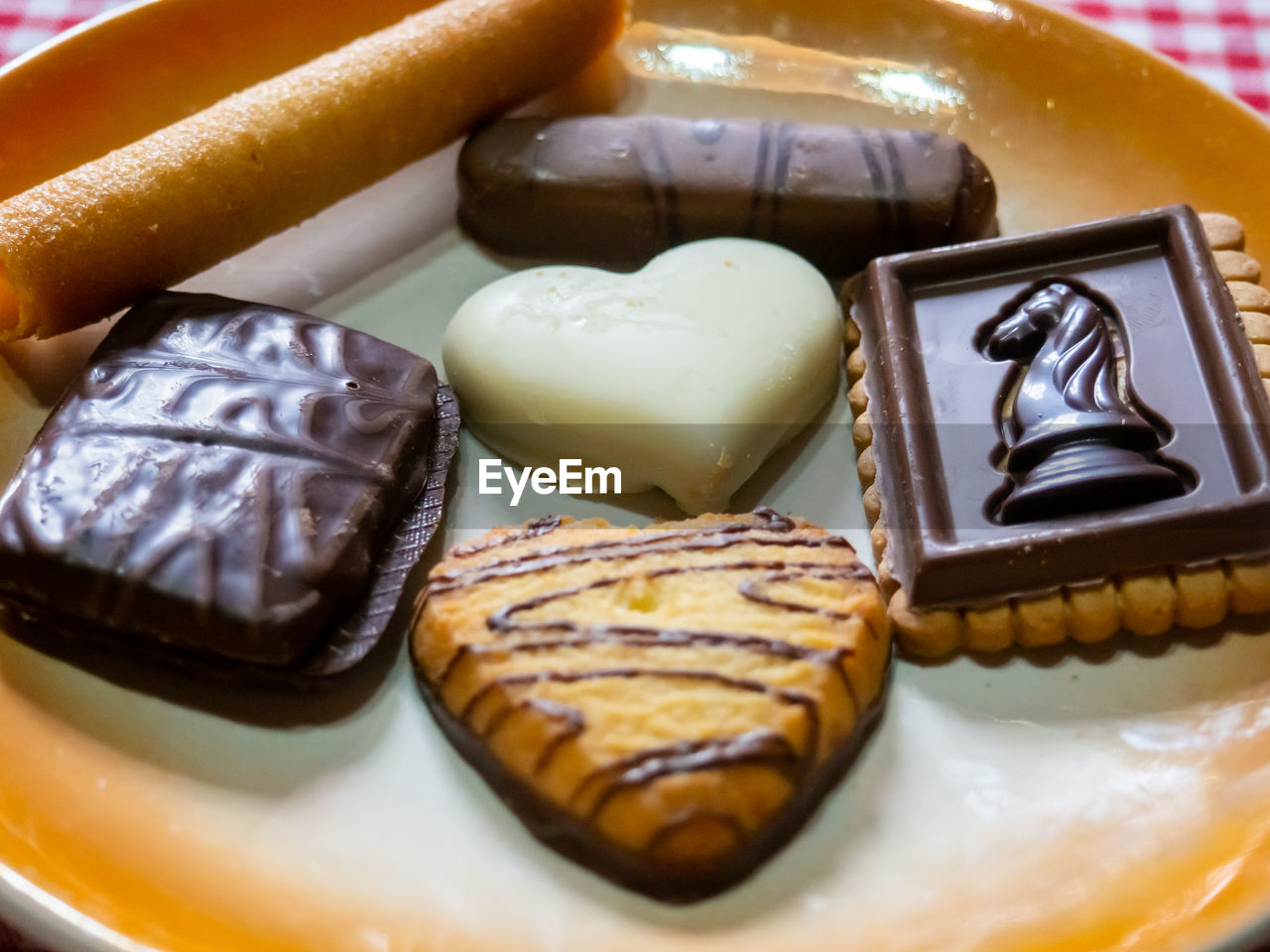 HIGH ANGLE VIEW OF CHOCOLATE CAKE ON PLATE