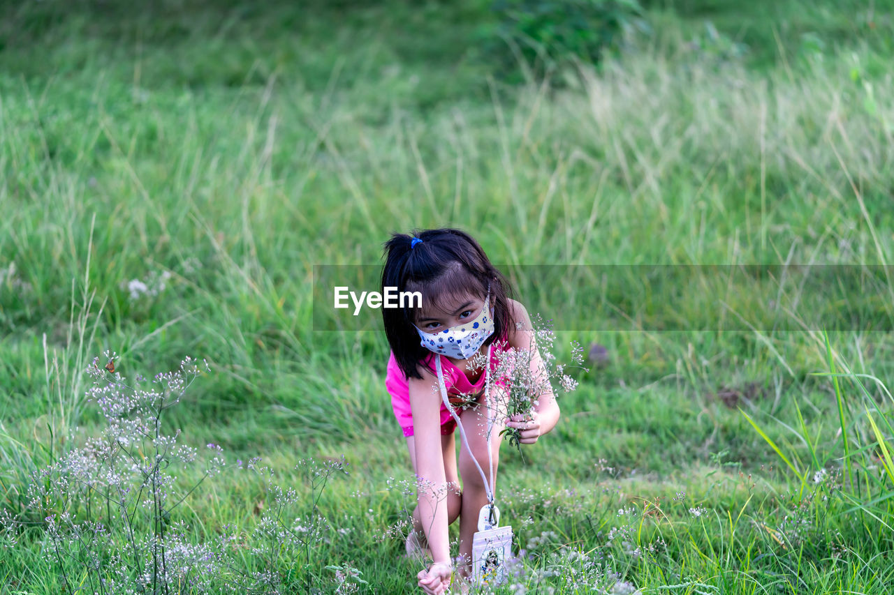 FULL LENGTH OF GIRL ON GRASS FIELD