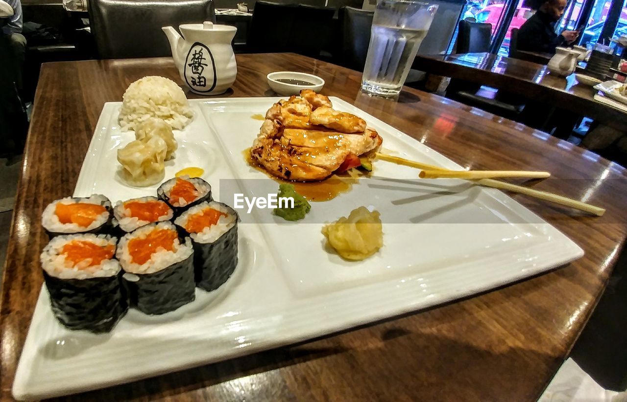 CLOSE-UP OF SUSHI SERVED IN PLATE