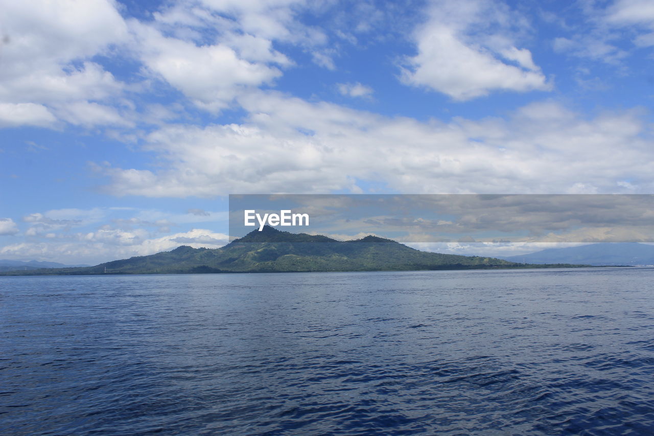 SCENIC VIEW OF SEA AND MOUNTAIN AGAINST SKY