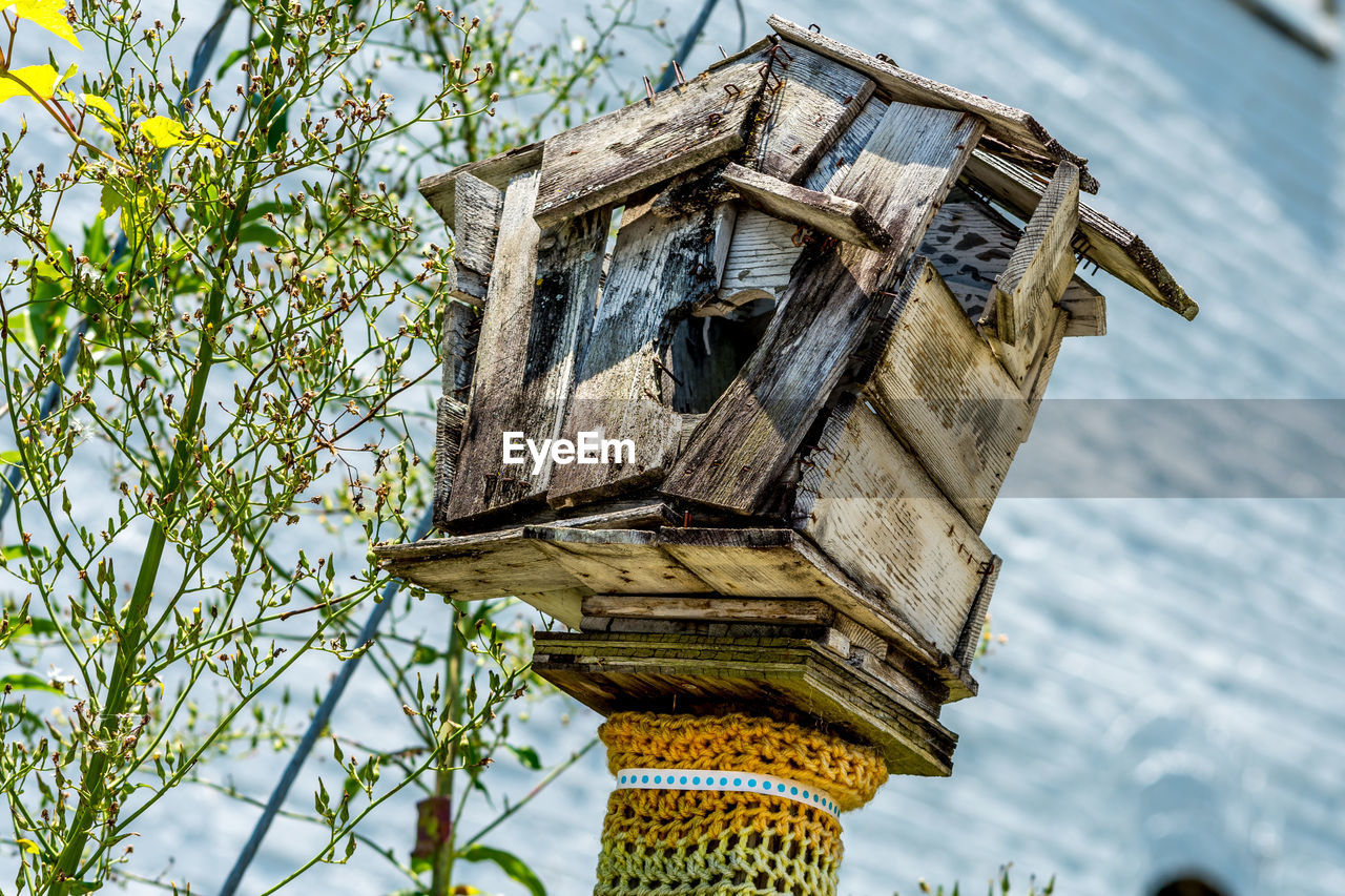 LOW ANGLE VIEW OF BIRD ON BUILDING AGAINST SKY