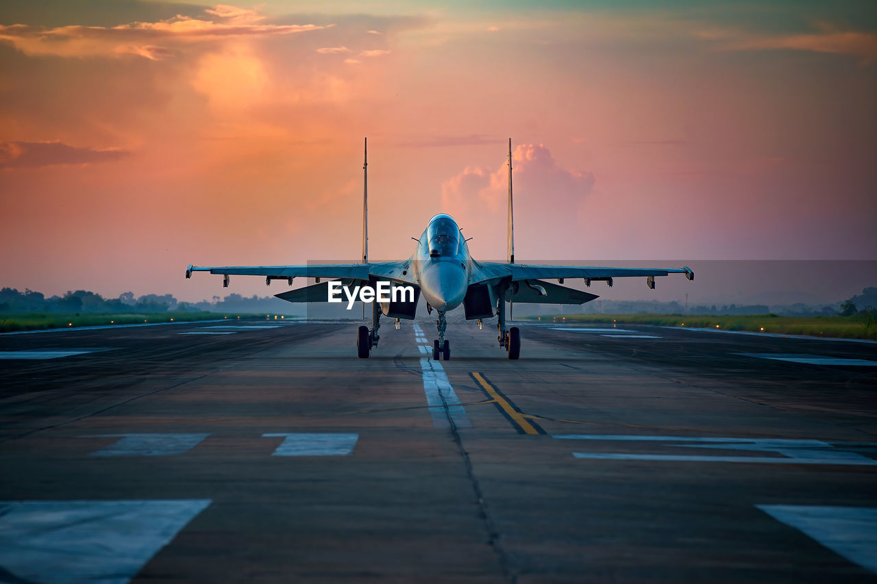 Sukhoi su30 mk2 landing and break without parachute. this is skilled pilot performance