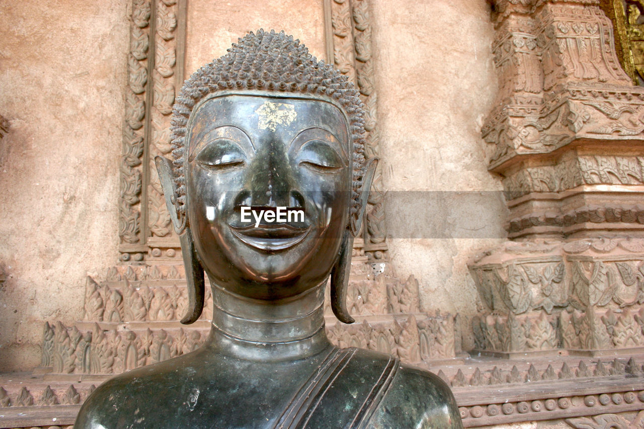 CLOSE-UP OF STATUE OF A BUDDHA