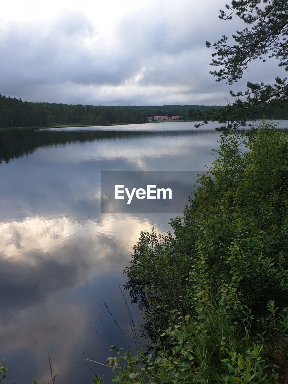 IDYLLIC SHOT OF LAKE AGAINST SKY