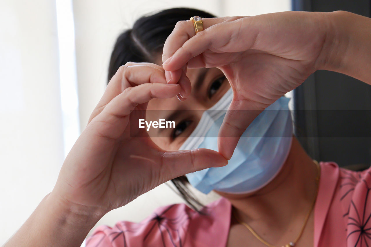 cropped hands of doctor holding patient