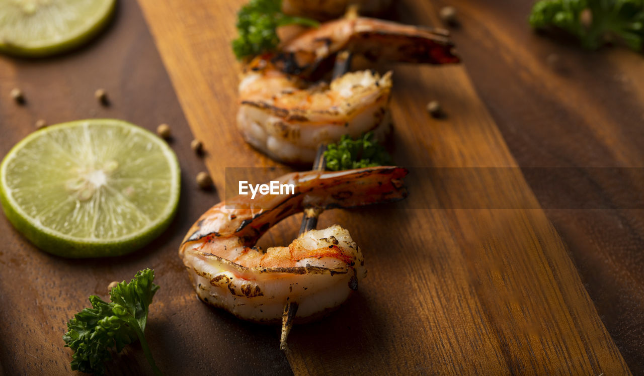 HIGH ANGLE VIEW OF FISH IN PLATE ON TABLE