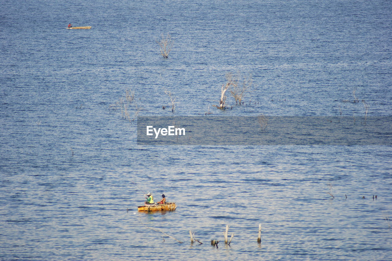 HIGH ANGLE VIEW OF PEOPLE IN SEA