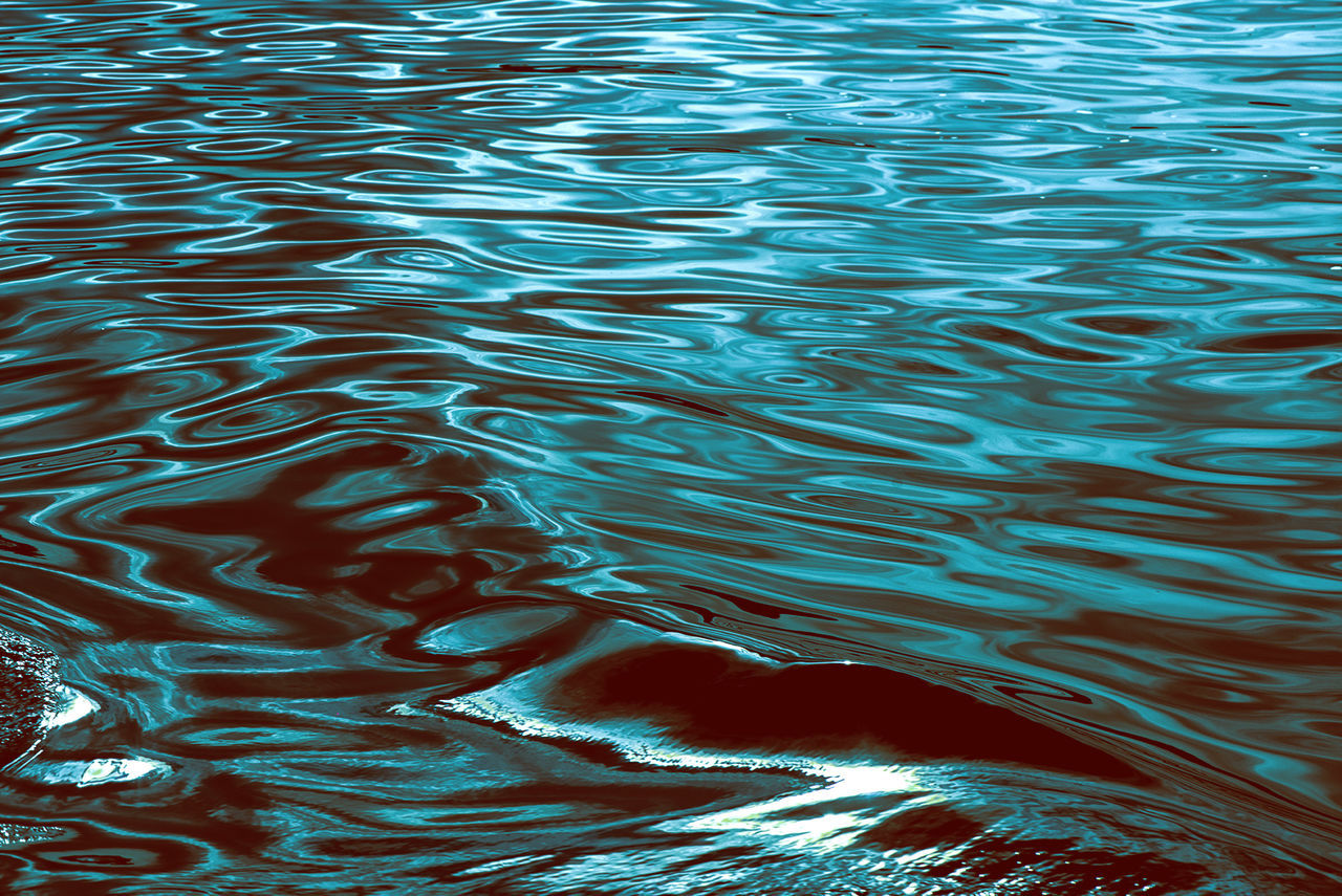 FULL FRAME SHOT OF RIPPLED WATER IN SHALLOW