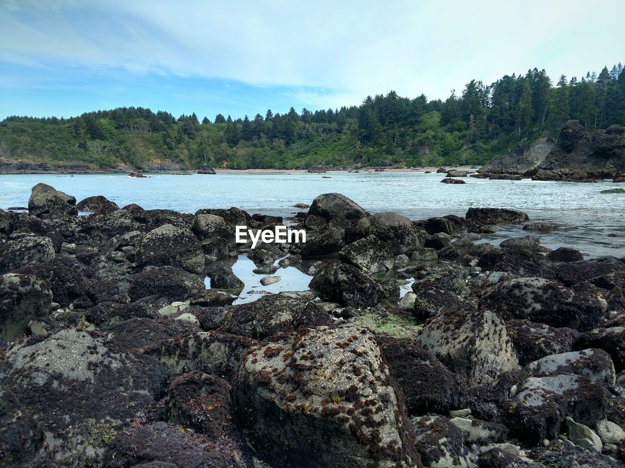 SCENIC VIEW OF ROCKS IN RIVER AGAINST SKY