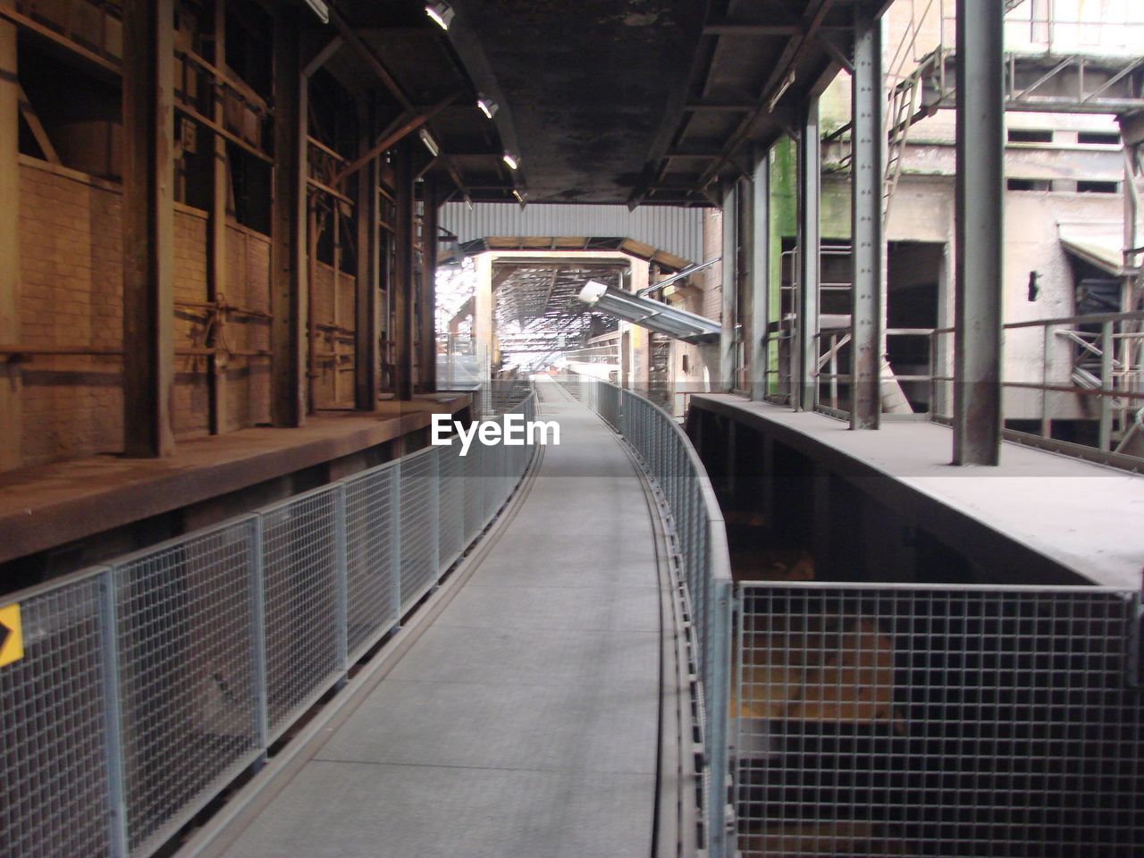 VIEW OF EMPTY CORRIDOR IN BUILDING