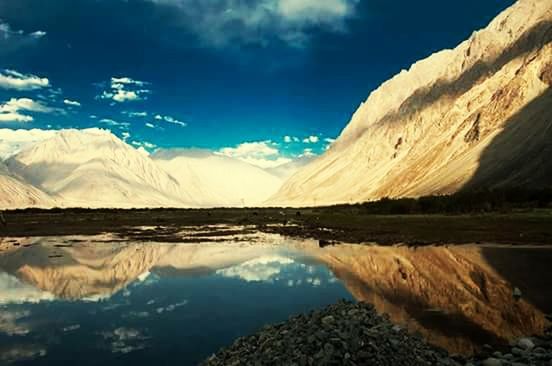 SCENIC VIEW OF LAKE AND MOUNTAINS AGAINST CLOUDY SKY