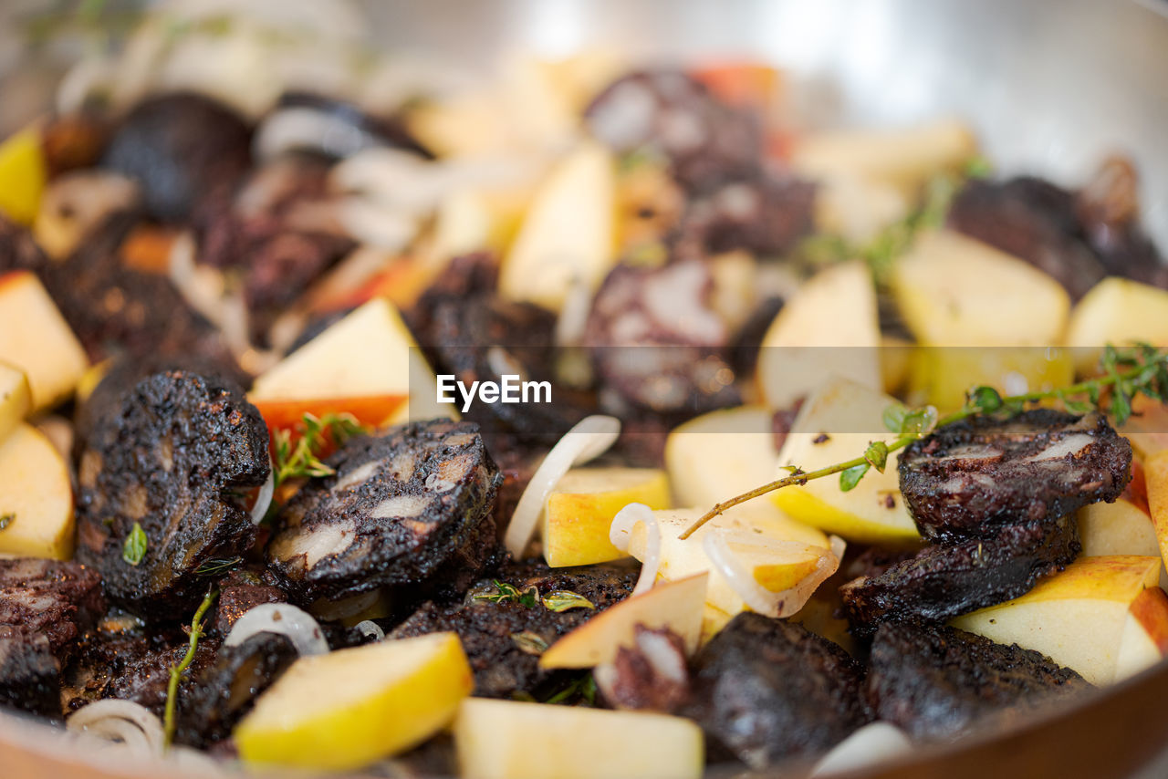 CLOSE-UP OF MUSHROOMS