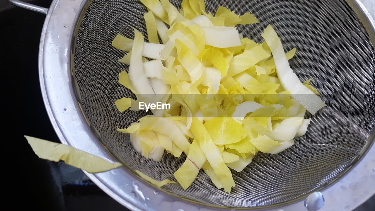 HIGH ANGLE VIEW OF YELLOW SLICES ON PLATE