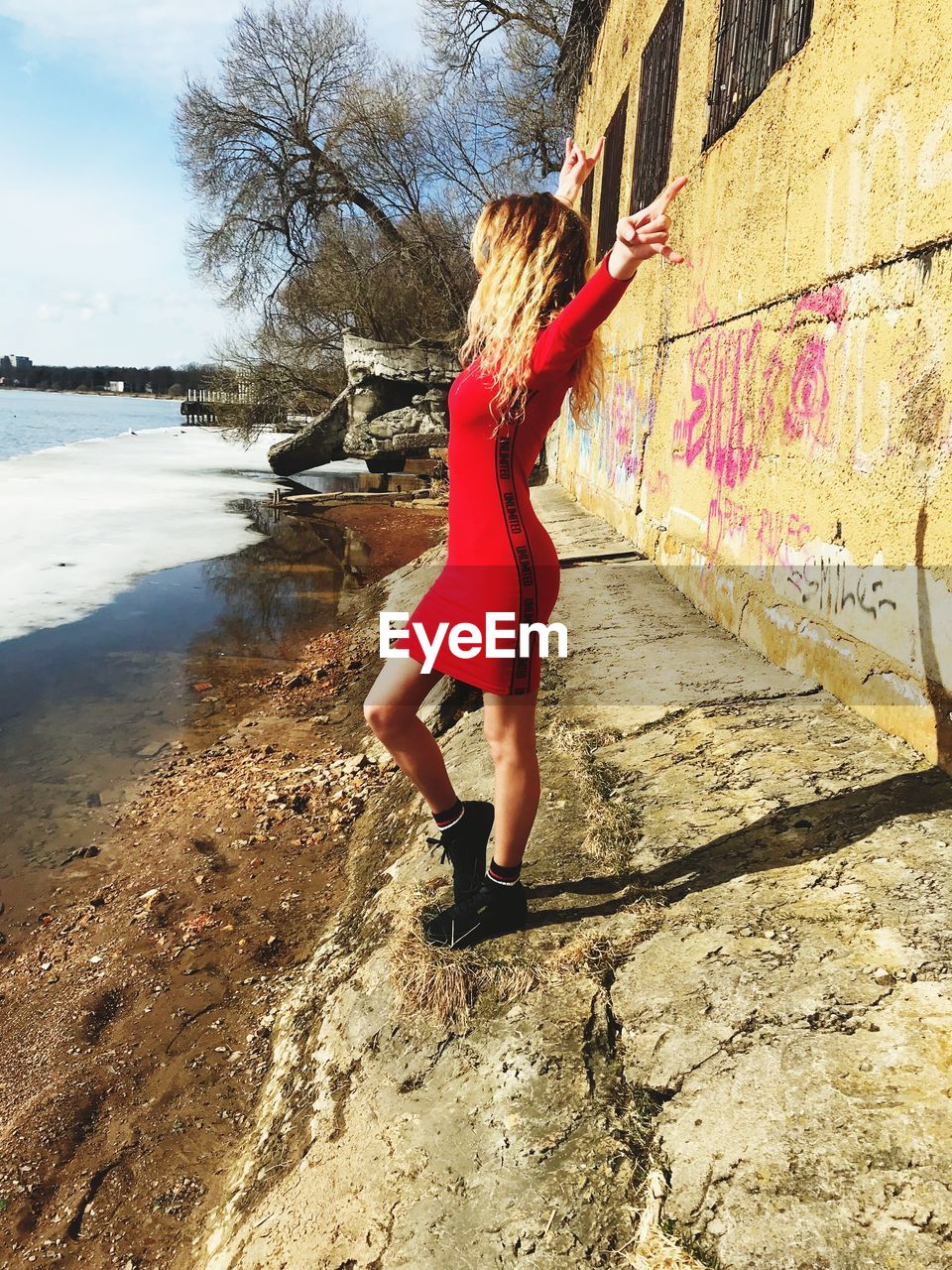 FULL LENGTH SIDE VIEW OF WOMAN WITH ARMS RAISED