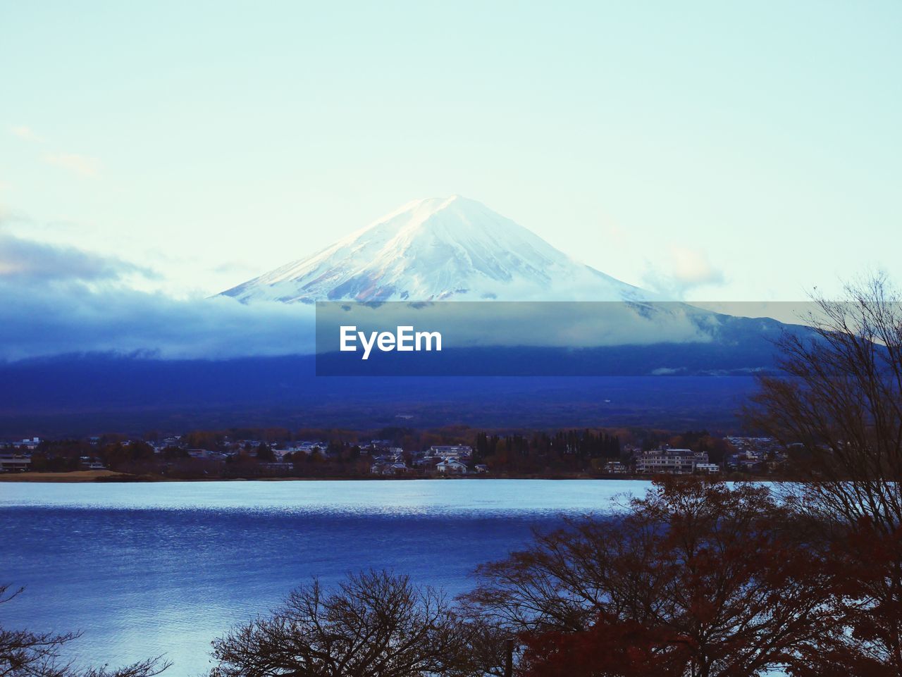 SCENIC VIEW OF SNOWCAPPED MOUNTAINS BY LAKE AGAINST SKY