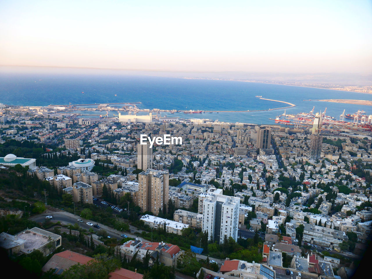 HIGH ANGLE VIEW OF TOWNSCAPE AGAINST SKY IN CITY