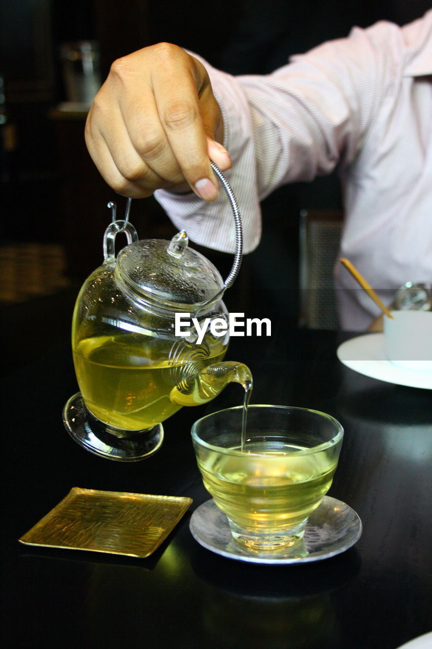 CLOSE-UP OF DRINK IN GLASS ON TABLE