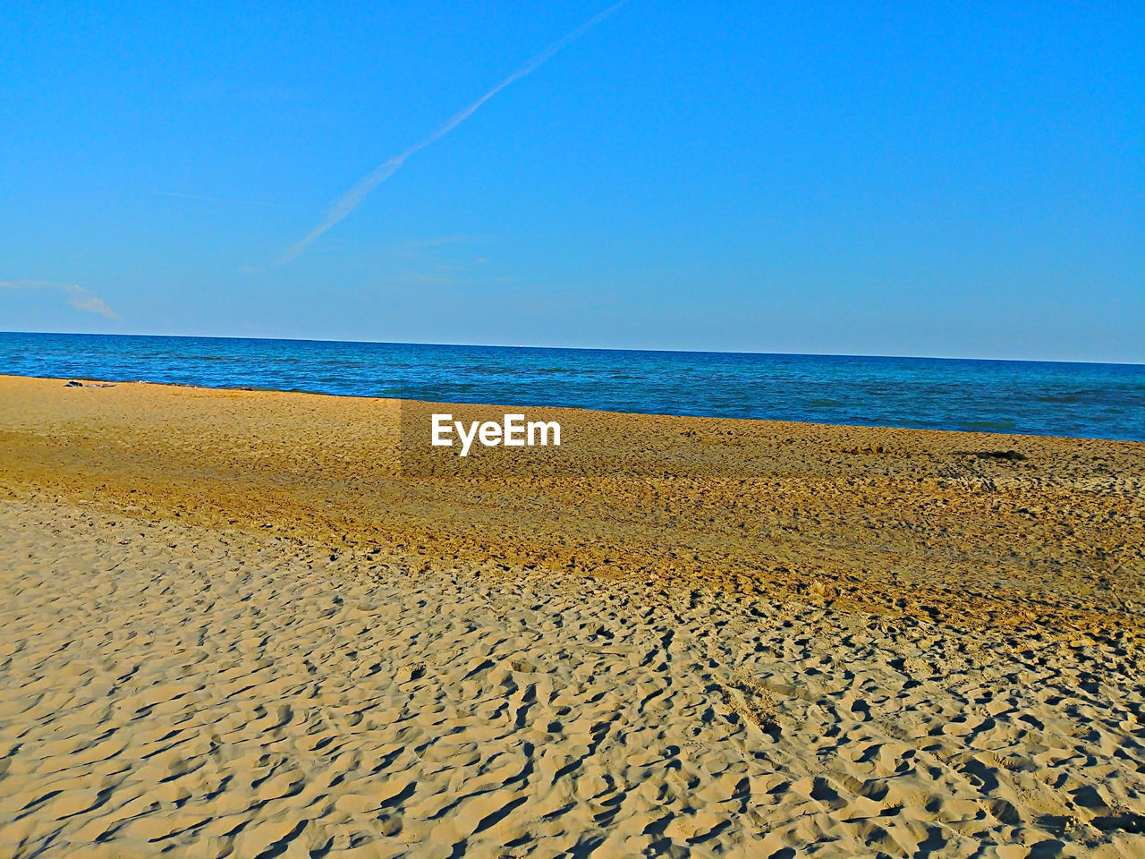 SCENIC VIEW OF SEA SHORE AGAINST CLEAR BLUE SKY